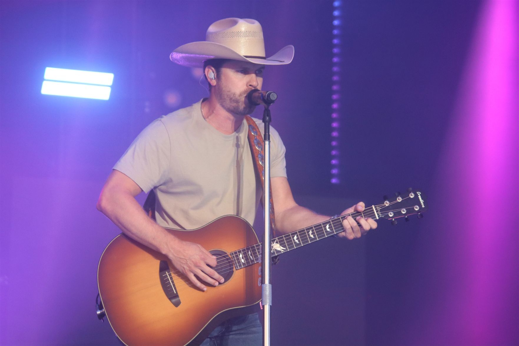 Dustin Lynch